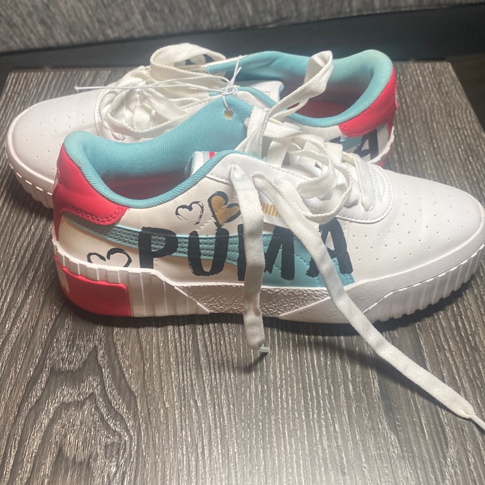 Tennis shoes